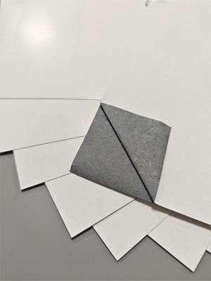 310 g di carta da gioco durevole, eco-compatibile, con nucleo nero e superficie lucida 660x960 mm
